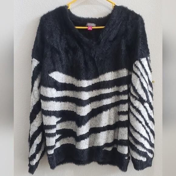 Vince  Camuto zebra print sweater size medium - Picture 2 of 3